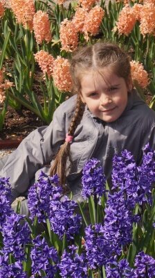 Даша Марвина, 5 лет, г.Москва, усадьба Кусково, Голландский дворик. Даша впервые увидела целое море гиацинтов разных цветов. Села на дорожку между клумбами и сказала: "Никуда я отсюда не уйду!"